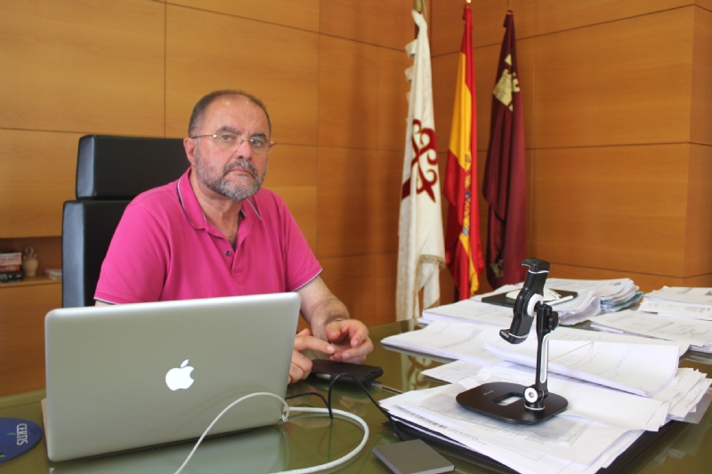Vídeo. El alcalde muestra su rechazo por el procedimiento de reparto de los fondos extraordinarios del Gobierno de España para combatir la pandemia en los municipios de la Región
