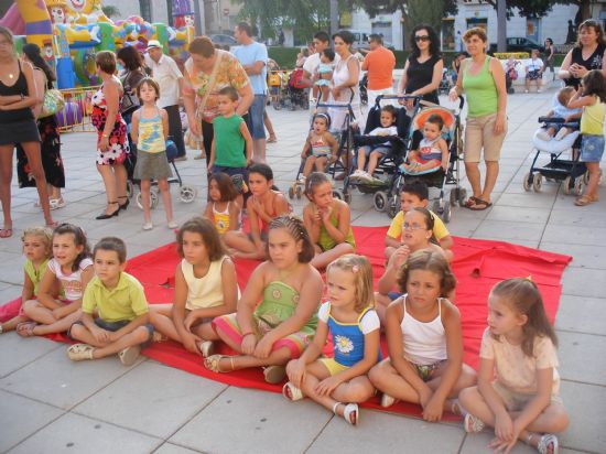 NUMEROSOS NIOS Y NIAS SE DIVIERTEN CON ACTIVIDADES INFANTILES EN LA TARDE DE TALLERES, UNA ACTIVIDAD QUE SE DESARROLLAR A LO LARGO DE LA SEMANA EN LA PLAZA DE LA BALSA VIEJA