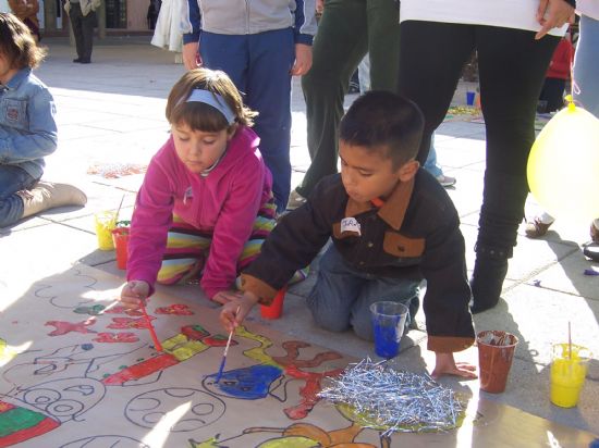 NUMEROSOS NIOS Y NIAS SE DIVIERTEN EN LA PLAZA DE LA BALSA VIEJA CON LOS JUEGOS Y TALLERES INFANTILES ORGANIZADOS POR LAS ASOCIACIONES JUVENILES Y LA CONCEJALA DE INFANCIA CON MOTIVO DE LA CELEBRACIN DEL DA INTERNACIONAL DE LOS DERECHOS DEL NIO