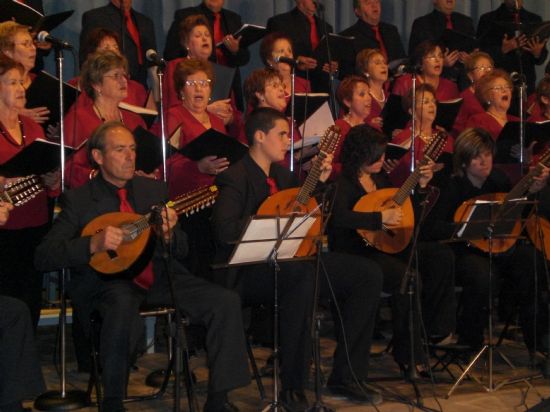 CIENTOS DE TOTANEROS DISFRUTAN CON LA ACTUACIN DE LAS CUATRO CORALES DEL MUNICIPIO EN EL CONCIERTO DE MSICA POPULAR TOTANERA CELEBRADO EN EL CINE VELASCO