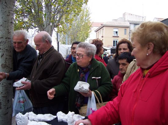 EL TALLER DE ARTES PLSTICAS DE LA CONCEJALA DE FOMENTO Y EMPLEO HACE ENTREGA DE OBSEQUIOS NAVIDEOS EN EL MERCADILLO SEMANAL DE LA LOCALIDAD