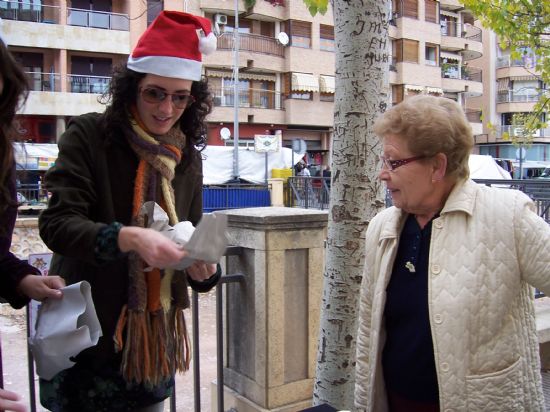 EL TALLER DE ARTES PLSTICAS DE LA CONCEJALA DE FOMENTO Y EMPLEO HACE ENTREGA DE OBSEQUIOS NAVIDEOS EN EL MERCADILLO SEMANAL DE LA LOCALIDAD