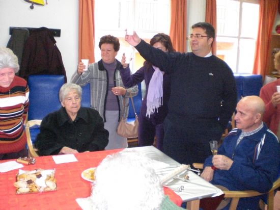 AUTORIDADES LOCALES FELICITAN LA PASCUA NAVIDEA A LOS USUARIOS DEL SERVICIO DE ESTANCIAS DIURNAS DEL CENTRO DE ALZHEIMER  Y A LOS SOCIOS DEL CENTRO MUNICIPAL DE PERSONAS MAYORES