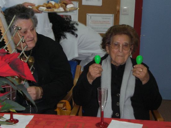 AUTORIDADES LOCALES FELICITAN LA PASCUA NAVIDEA A LOS USUARIOS DEL SERVICIO DE ESTANCIAS DIURNAS DEL CENTRO DE ALZHEIMER  Y A LOS SOCIOS DEL CENTRO MUNICIPAL DE PERSONAS MAYORES