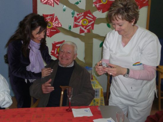 AUTORIDADES LOCALES FELICITAN LA PASCUA NAVIDEA A LOS USUARIOS DEL SERVICIO DE ESTANCIAS DIURNAS DEL CENTRO DE ALZHEIMER  Y A LOS SOCIOS DEL CENTRO MUNICIPAL DE PERSONAS MAYORES