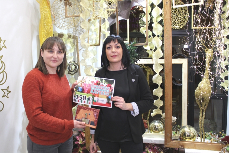 Vdeo. Peluquera y Esttica Choni Ruiz, Floristera Riquelme y Pierrot Floristas ganan el V Concurso de Escaparates de Navidad, que organiza la Concejala de Cultura