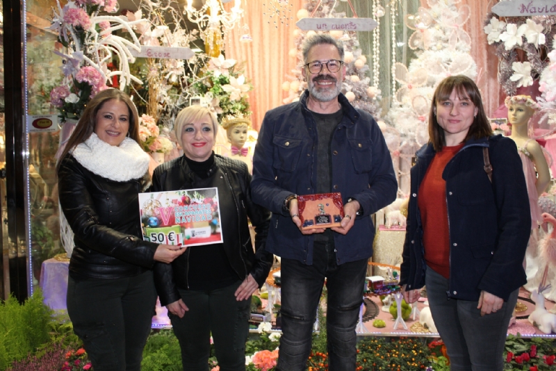 Vdeo. Peluquera y Esttica Choni Ruiz, Floristera Riquelme y Pierrot Floristas ganan el V Concurso de Escaparates de Navidad, que organiza la Concejala de Cultura