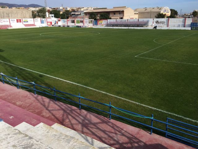 La Concejalía de Deportes concluye los trabajos de resiembra del césped natural del estadio municipal "Juan Cayuela", que ya luce con todo su esplendor