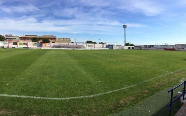 La Concejalía de Deportes concluye los trabajos de resiembra del césped natural del estadio municipal "Juan Cayuela", que ya luce con todo su esplendor