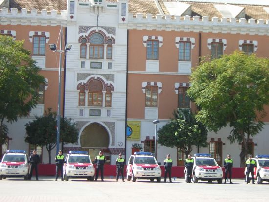EL ALCALDE Y EL CONCEJAL DE SEGURIDAD CIUDADANA ASISTEN AL ACTO DE ENTREGA DE UN COCHE PATRULLA DE LA POLICA LOCAL DE TOTANA EN EL CUARTEL DE ARTILLERA DE MURCIA