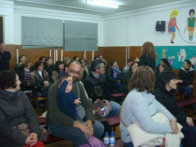 GRAN ACOGIDA DE ASISTENTES EN LA PRIMERA CHARLA DE LA ESCUELA DE PADRES EL PAPEL DE PADRES Y MADRES EN EL PROCESO DE APRENDER