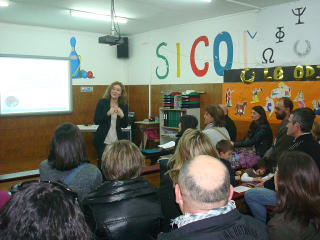 GRAN ACOGIDA DE ASISTENTES EN LA PRIMERA CHARLA DE LA ESCUELA DE PADRES EL PAPEL DE PADRES Y MADRES EN EL PROCESO DE APRENDER