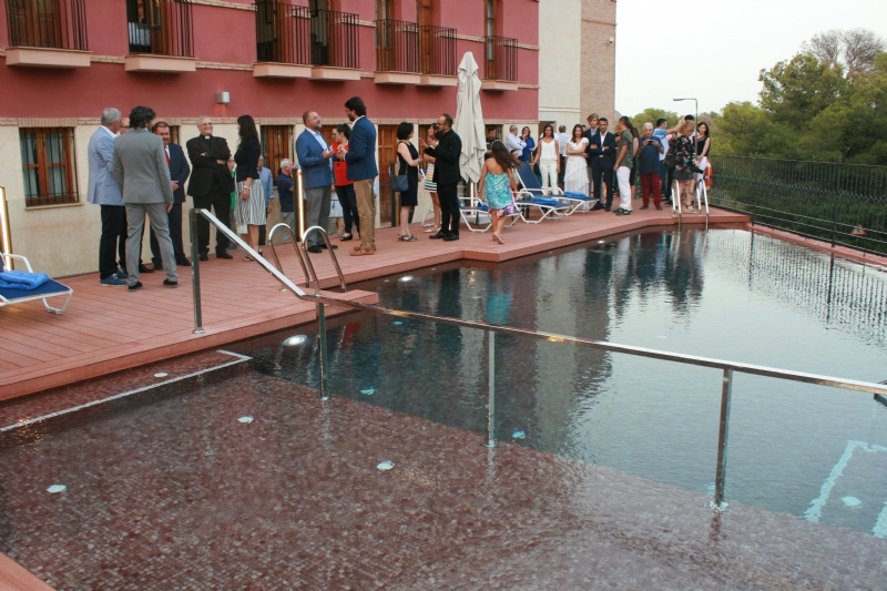 VDEO. Reabre sus puertas el hotel Jardines de La Santa, que cuenta con un nuevo servicio de piscina, tras las obras de mejora del complejo; cuya inversin ronda los 400.000 euros