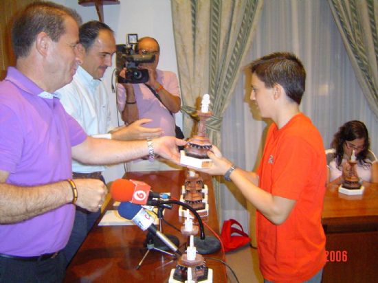 EL ALCALDE DE TOTANA Y EL CONCEJAL DE DEPORTES ENTREGAN LAS BECAS A 21 DEPORTISTAS DESTACADOS DEL MUNICIPIO EN EL AO 2006