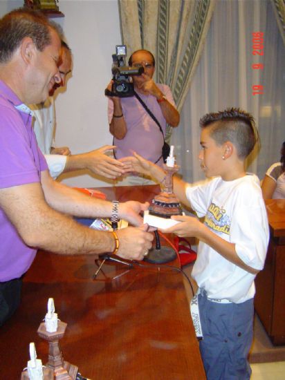 EL ALCALDE DE TOTANA Y EL CONCEJAL DE DEPORTES ENTREGAN LAS BECAS A 21 DEPORTISTAS DESTACADOS DEL MUNICIPIO EN EL AO 2006