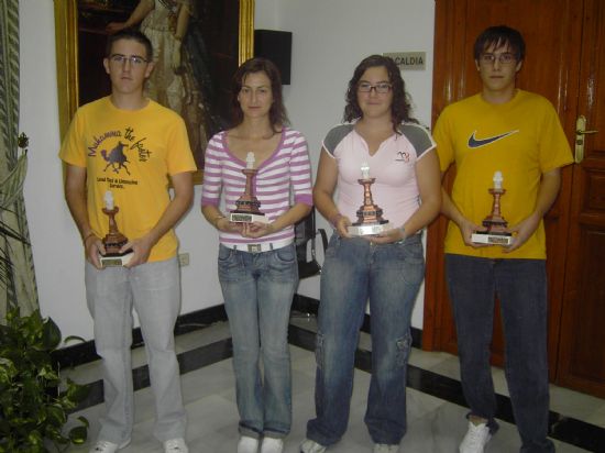 EL ALCALDE DE TOTANA Y EL CONCEJAL DE DEPORTES ENTREGAN LAS BECAS A 21 DEPORTISTAS DESTACADOS DEL MUNICIPIO EN EL AO 2006