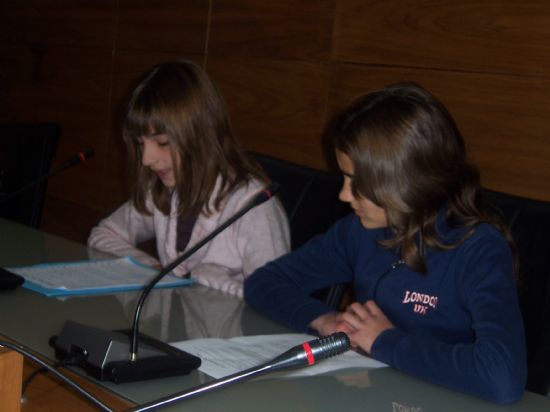 ALUMNOS DE LOS DISTINTOS CENTROS EDUCATIVOS DE LA LOCALIDAD CELEBRAN UN PLENO INFANTIL, PRESIDIDO POR EL ALCALDE, PARA DAR LECTURA DE UN MANIFIESTO CON MOTIVO DE LA CELEBRACIN DEL DA INTERNACIONAL DE LOS DERECHOS DEL NI@