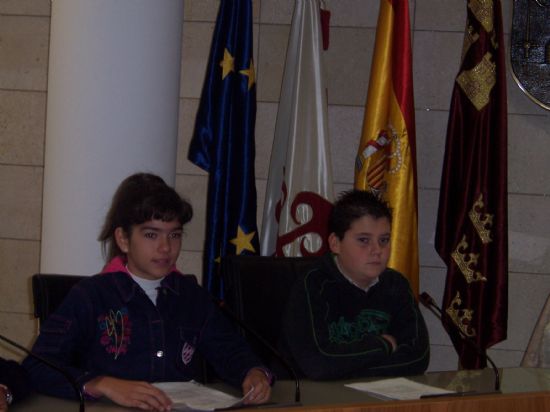 ALUMNOS DE LOS DISTINTOS CENTROS EDUCATIVOS DE LA LOCALIDAD CELEBRAN UN PLENO INFANTIL, PRESIDIDO POR EL ALCALDE, PARA DAR LECTURA DE UN MANIFIESTO CON MOTIVO DE LA CELEBRACIN DEL DA INTERNACIONAL DE LOS DERECHOS DEL NI@