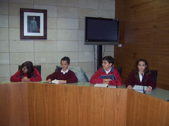 ALUMNOS DE LOS DISTINTOS CENTROS EDUCATIVOS DE LA LOCALIDAD CELEBRAN UN PLENO INFANTIL, PRESIDIDO POR EL ALCALDE, PARA DAR LECTURA DE UN MANIFIESTO CON MOTIVO DE LA CELEBRACIN DEL DA INTERNACIONAL DE LOS DERECHOS DEL NI@
