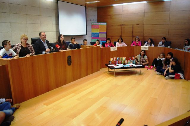Alumnos de los colegios "Luís Pérez Rueda", "La Milagrosa" y "Santiago" protagonizan este año el acto institucional del Día Internacional de los Derechos del Niñ@2015
