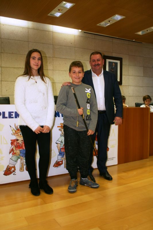 Mario Sánchez García, del CEIP "Santa Eulalia", toma posesión como nuevo alcalde infantil de Totana en el transcurso del II Pleno Infantil, que ha llevado por título "Qué hacemos en Totana"