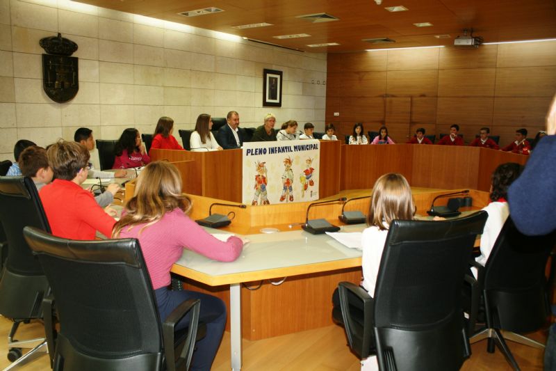 Mario Sánchez García, del CEIP "Santa Eulalia", toma posesión como nuevo alcalde infantil de Totana en el transcurso del II Pleno Infantil, que ha llevado por título "Qué hacemos en Totana"
