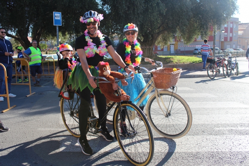 El Día de la Bicicleta reúne a cerca de 500  participantes en una jornada familiar en la que se sortearon  10 cascos y tres bicicletas