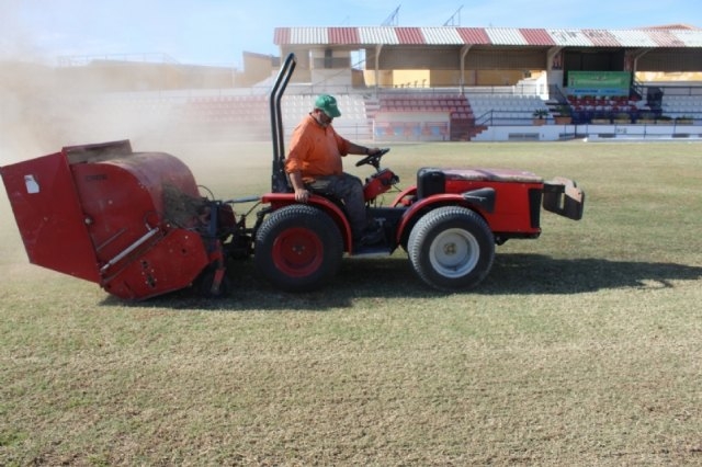 Adjudican los trabajos de resiembra y regeneración del césped natural del campo de fútbol municipal "Juan Cayuela", que empezarán a finales de la semana próxima