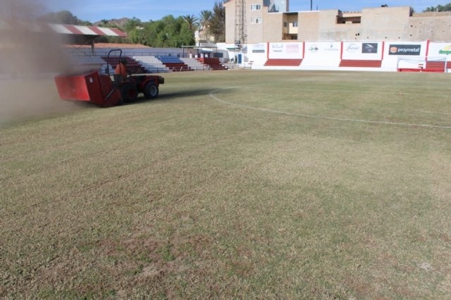 Adjudican los trabajos de resiembra y regeneración del césped natural del campo de fútbol municipal "Juan Cayuela", que empezarán a finales de la semana próxima