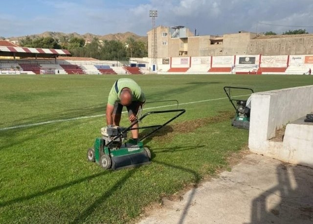 Adjudican los trabajos de resiembra y regeneración del césped natural del campo de fútbol municipal "Juan Cayuela", que empezarán a finales de la semana próxima