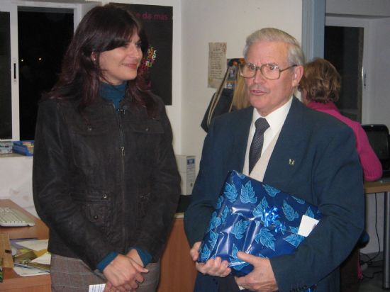LA CONCEJALA DE CULTURA ENTREGA LOS PREMIOS A LOS MEJORES LECTORES DEL AO 2006 EN LA BIBLIOTECA MUNICIPAL DE LA PEDANA DE EL PARETN-CANTAREROS