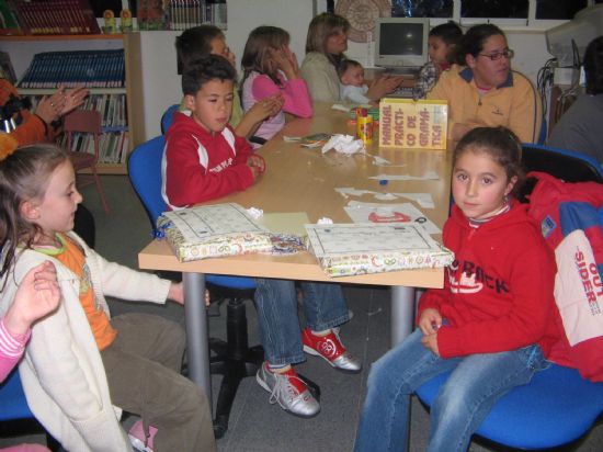 LA CONCEJALA DE CULTURA ENTREGA LOS PREMIOS A LOS MEJORES LECTORES DEL AO 2006 EN LA BIBLIOTECA MUNICIPAL DE LA PEDANA DE EL PARETN-CANTAREROS