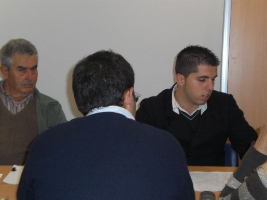 EL CONCEJAL DE SERVICIOS Y MANTENIMIENTO INTEGRAL DE LA CIUDAD SE RE�NE CON LA ASOCIACI�N DE VECINOS DE LA ERA ALTA PARA INFORMARLES DEL NUEVO SISTEMA DE RECOGIDA DE RESIDUOS S�LIDOS Y URBANOS