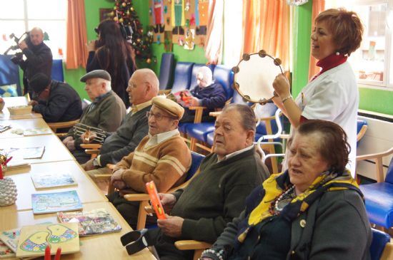 LA ALCALDESA Y LA CONCEJAL DE ATENCIN SOCIAL FELICITAN LA PASCUA NAVIDEA A LAS PERSONAS MAYORES A LOS USUARIOS DEL SERVICIO DE ESTANCIAS DIURNAS DEL CENTRO DE ALZHEIMER Y DEL SERVICIO DE ESTANCIAS DIURNAS