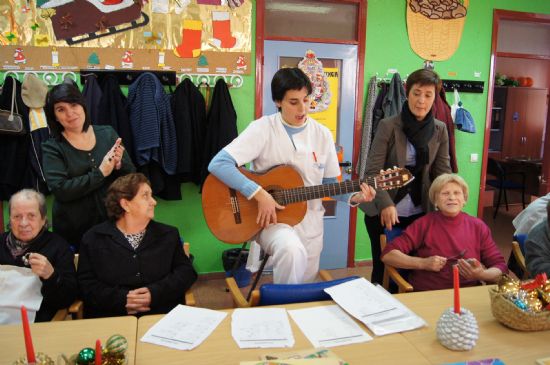 LA ALCALDESA Y LA CONCEJAL DE ATENCIN SOCIAL FELICITAN LA PASCUA NAVIDEA A LAS PERSONAS MAYORES A LOS USUARIOS DEL SERVICIO DE ESTANCIAS DIURNAS DEL CENTRO DE ALZHEIMER Y DEL SERVICIO DE ESTANCIAS DIURNAS