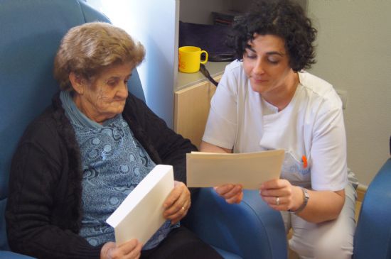 LA ALCALDESA Y LA CONCEJAL DE ATENCIN SOCIAL FELICITAN LA PASCUA NAVIDEA A LAS PERSONAS MAYORES A LOS USUARIOS DEL SERVICIO DE ESTANCIAS DIURNAS DEL CENTRO DE ALZHEIMER Y DEL SERVICIO DE ESTANCIAS DIURNAS