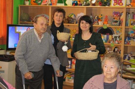 LA ALCALDESA Y LA CONCEJAL DE ATENCIN SOCIAL FELICITAN LA PASCUA NAVIDEA A LAS PERSONAS MAYORES A LOS USUARIOS DEL SERVICIO DE ESTANCIAS DIURNAS DEL CENTRO DE ALZHEIMER Y DEL SERVICIO DE ESTANCIAS DIURNAS