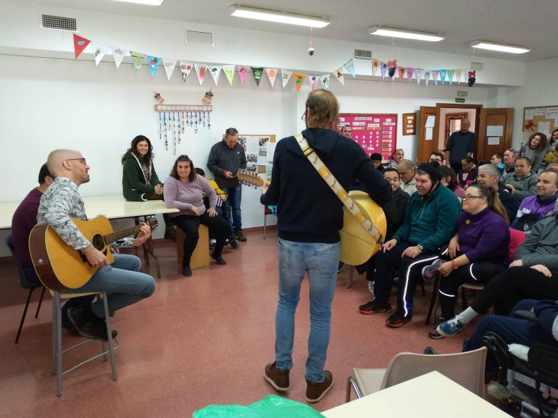 Miembros del grupo musical "La Calle del Silencio" visitan los Centros de Día para la Discapacidad del Ayuntamiento de Totana como actividad para favorecer la autonomía personal y social de los usuarios