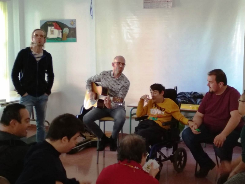 Miembros del grupo musical "La Calle del Silencio" visitan los Centros de Día para la Discapacidad del Ayuntamiento de Totana como actividad para favorecer la autonomía personal y social de los usuarios