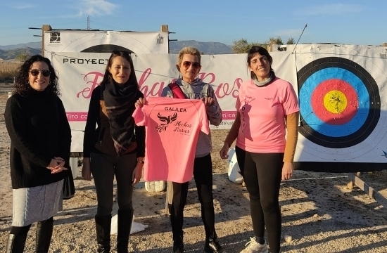 Se comprometen al mantenimiento de la actividad "Flechas Rosas" para el año 2025, con la que se quiere ayudar a la rehabilitación de mujeres afectadas por cáncer de mama