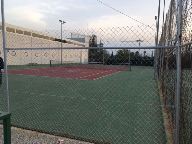 La Concejala de Deportes acomete trabajos de renovacin del vallado perimetral en las dos pistas de tenis del Polideportivo Municipal 6 de Diciembre