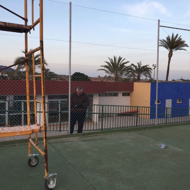 La Concejala de Deportes acomete trabajos de renovacin del vallado perimetral en las dos pistas de tenis del Polideportivo Municipal 6 de Diciembre