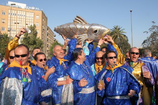 LA SARDINA LLEG DESDE TOTANA A MURCIA EN PARAPENTE ANTE LA EXPECTACIN DE MILES DE MURCIANOS Y TURISTAS QUE SE ECHARON A LAS CALLES PARA DISFRUTAR CON JBILO DE LA FIESTA