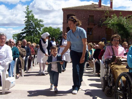 LA CONVIVENCIA REGIONAL DE LA HOSPITALIDAD DE LOURDES, ORGANIZADA POR EL AYUNTAMIENTO Y LA ASOCIACIN LA GRUTA, QUE SE CELEBR EN EL PARAJE DE LA SANTA, CONGREGA A MILES DE FELIGRESES PROCEDENTES DE DIFERENTES MUNICIPIOS DE LA REGIN