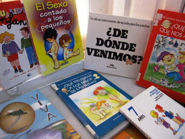 LA ESCUELA MUNICIPAL DE PADRES Y MADRES PROMUEVE QUE EN LA BIBLIOTECA MUNICIPAL SE HABILITEN  ESPACIOS CON MATERIAL BIBLIOGRÁFICO SOBRE LA "EDUCACIÓN AFECTIVO SEXUAL" Y LA "COMUNICACIÓN EN FAMILIA"