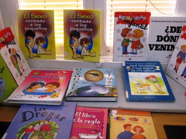 LA ESCUELA MUNICIPAL DE PADRES Y MADRES PROMUEVE QUE EN LA BIBLIOTECA MUNICIPAL SE HABILITEN  ESPACIOS CON MATERIAL BIBLIOGRÁFICO SOBRE LA "EDUCACIÓN AFECTIVO SEXUAL" Y LA "COMUNICACIÓN EN FAMILIA"