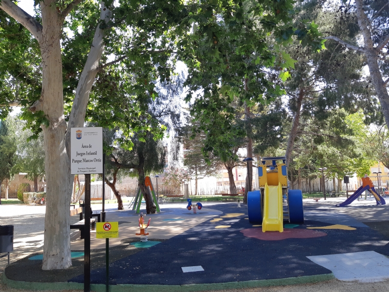 Se repara la zona de juegos infantiles del parque municipal Marcos Ortiz, que haba sido daada por el uso y actos vandlicos tras su remodelacin hace poco ms de dos aos