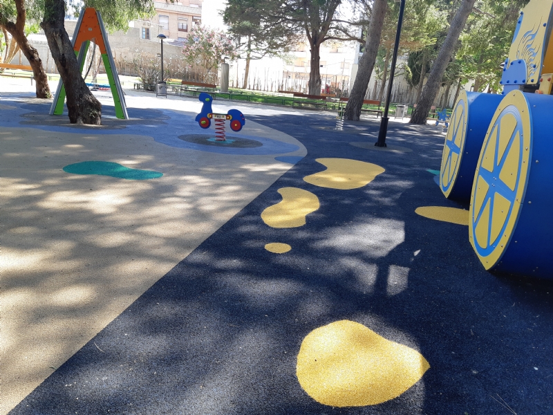 Se repara la zona de juegos infantiles del parque municipal Marcos Ortiz, que haba sido daada por el uso y actos vandlicos tras su remodelacin hace poco ms de dos aos