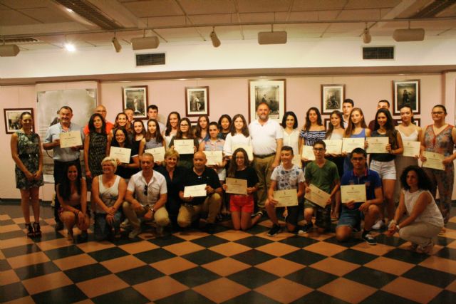 La Concejala de Educacin hace entrega, por vez primera, de los Premios de Excelencia Acadmica a los alumnos de los centros educativos de Secundaria de Totana, correspondientes al curso 2015/2016