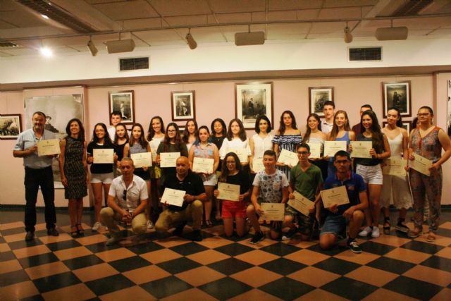 La Concejala de Educacin hace entrega, por vez primera, de los Premios de Excelencia Acadmica a los alumnos de los centros educativos de Secundaria de Totana, correspondientes al curso 2015/2016